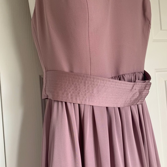 Vera Wang V-neck halter gown with slit - Picture 4 of 6